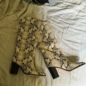 Schutz knew high boots